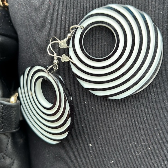 Affordable Fashion Finds Monochrome Striped Earrings - Picture 3 of 3